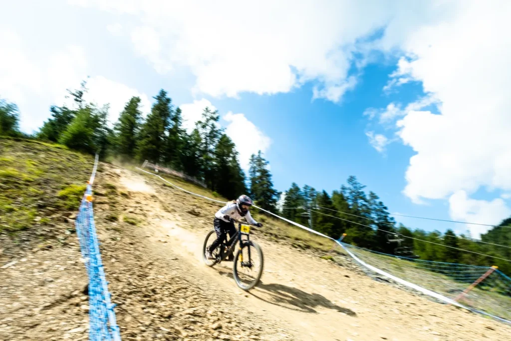 Jeune femme a vélo, lors de la coupe de france de VTT DH
