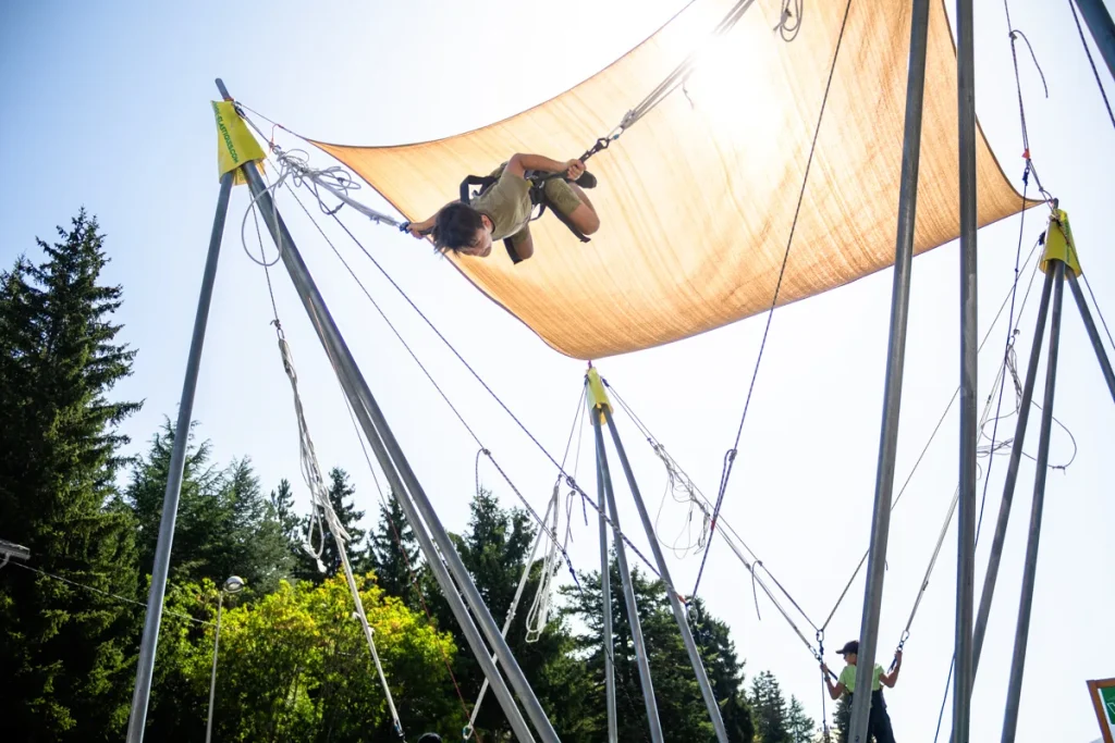 Une enfant faisant un salto sur le trampoline élastique de Valberg