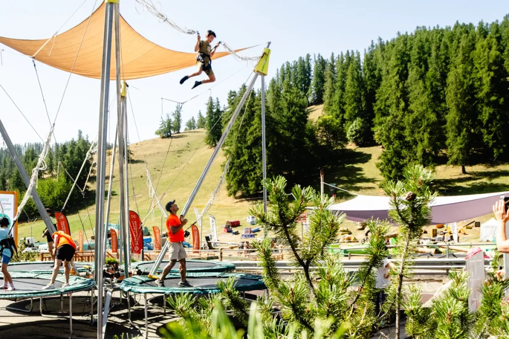 Enfants sur les trampolines à élastiques, à Valberg en été