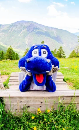 Mascotte Dragon Valby en randonnée à Valberg