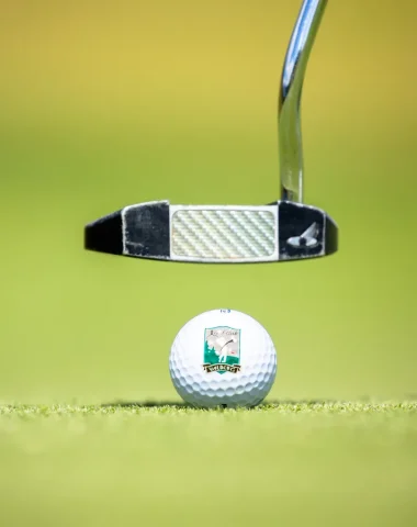 Club et balle de golf au Valberg Golf Club