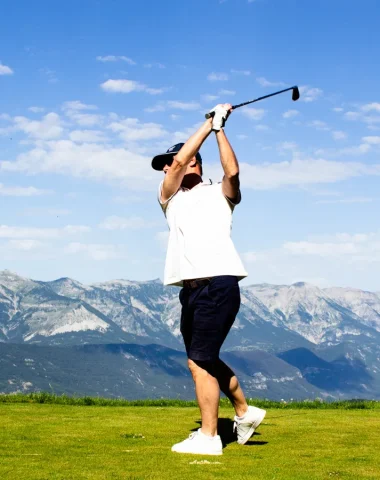 Golfeur sur le parcours du Valberg Golf Club avec vue sur les montagnes
