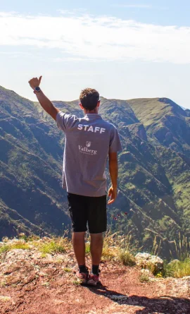 Jeune homme devant les montagnes portant le t-shirt Staff Valberg