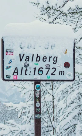 Panneau enneigé à l'entrée du village de Valberg