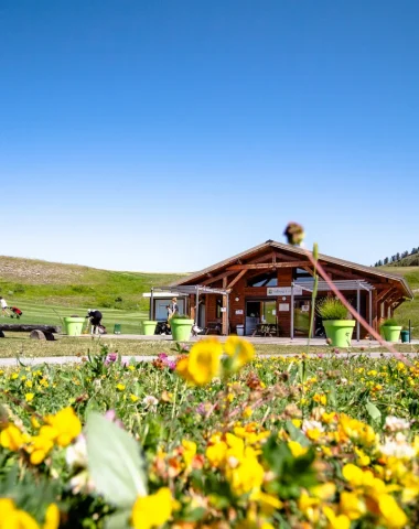 Club house du Valberg Golf Club en été