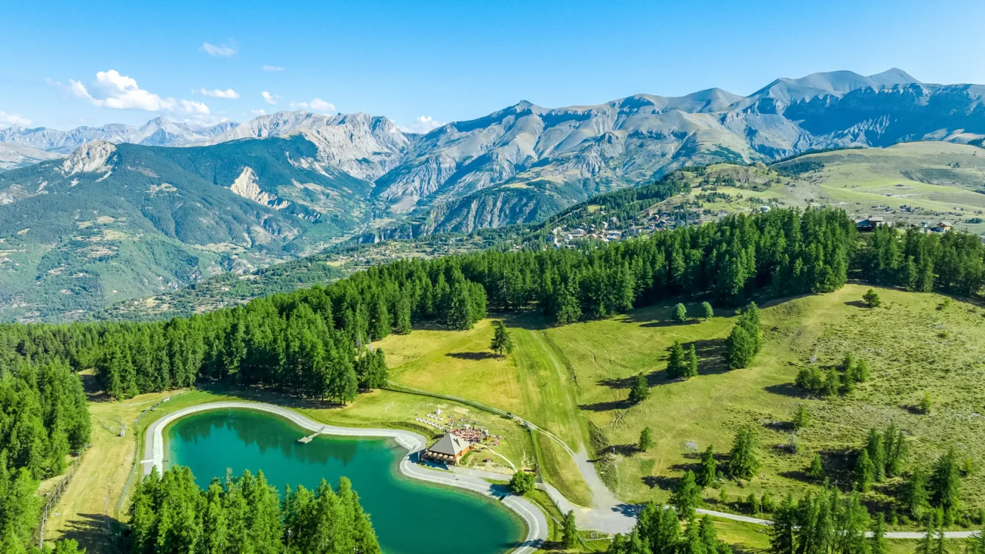 Vue Drone du Lac du Sénateur avec les montagnes en arrière plan