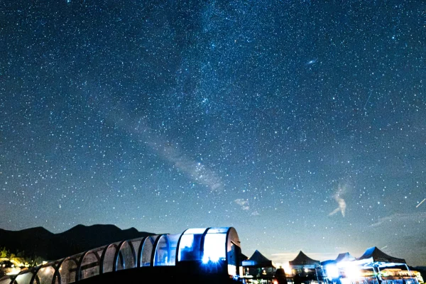 Ciel étoilé et voie lactée à Valberg, au sommet du Garibeuil