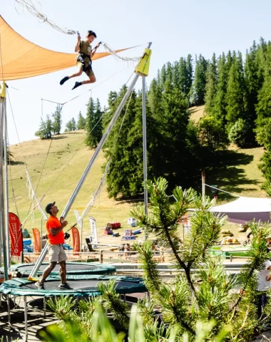 Enfants sur les trampolines à élastiques, à Valberg en été