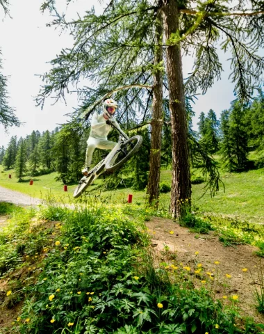 Jeune homme en VTT Dh sur le bikepark de Valberg en été
