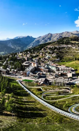 Vue drone du village de Valberg en été